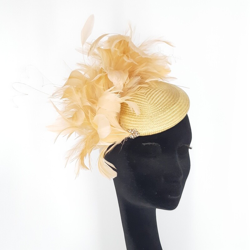 Buntal fascinator in goud geel met weelderige veren