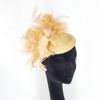 Buntal fascinator in goud geel met weelderige veren