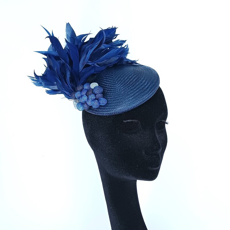 Buntal fascinator in donker blauw met fijne veren en bubbels