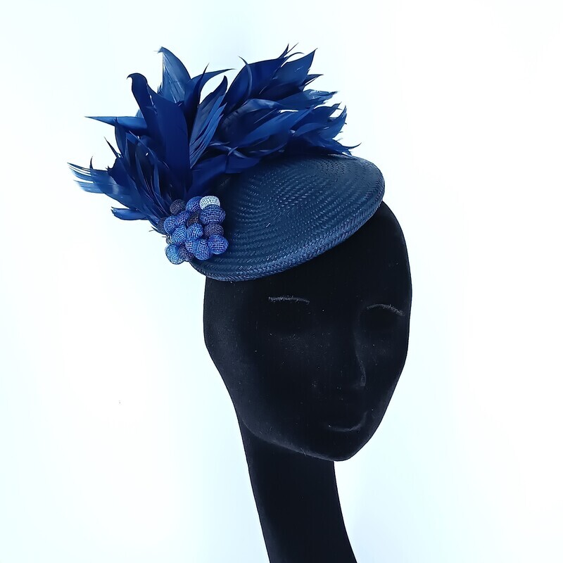 Buntal fascinator in donker blauw met fijne veren en bubbels Buntal fascinator in donker blauw met fijne veren en bubbels
