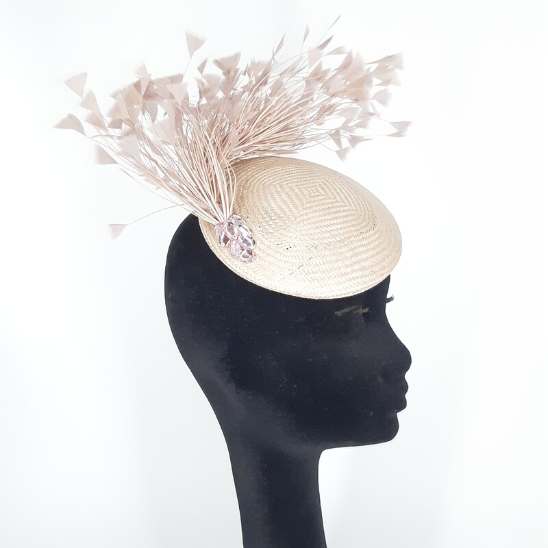 Buntal fascinator in zacht rose met fijne veren