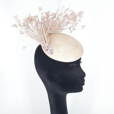 Buntal fascinator in zacht rose met fijne veren