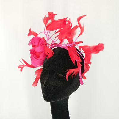 Fascinator in rood met weelderige veren