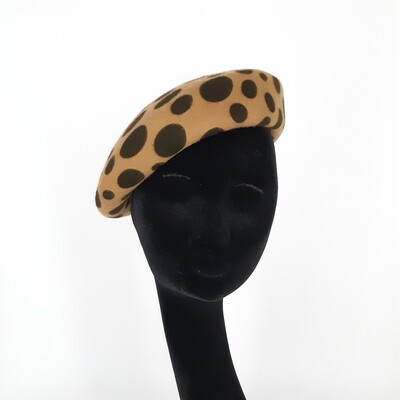 Berret in wolvilt camel met bollenprint