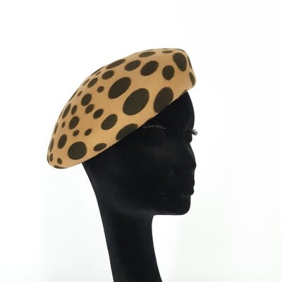Berret in wolvilt camel met bollenprint