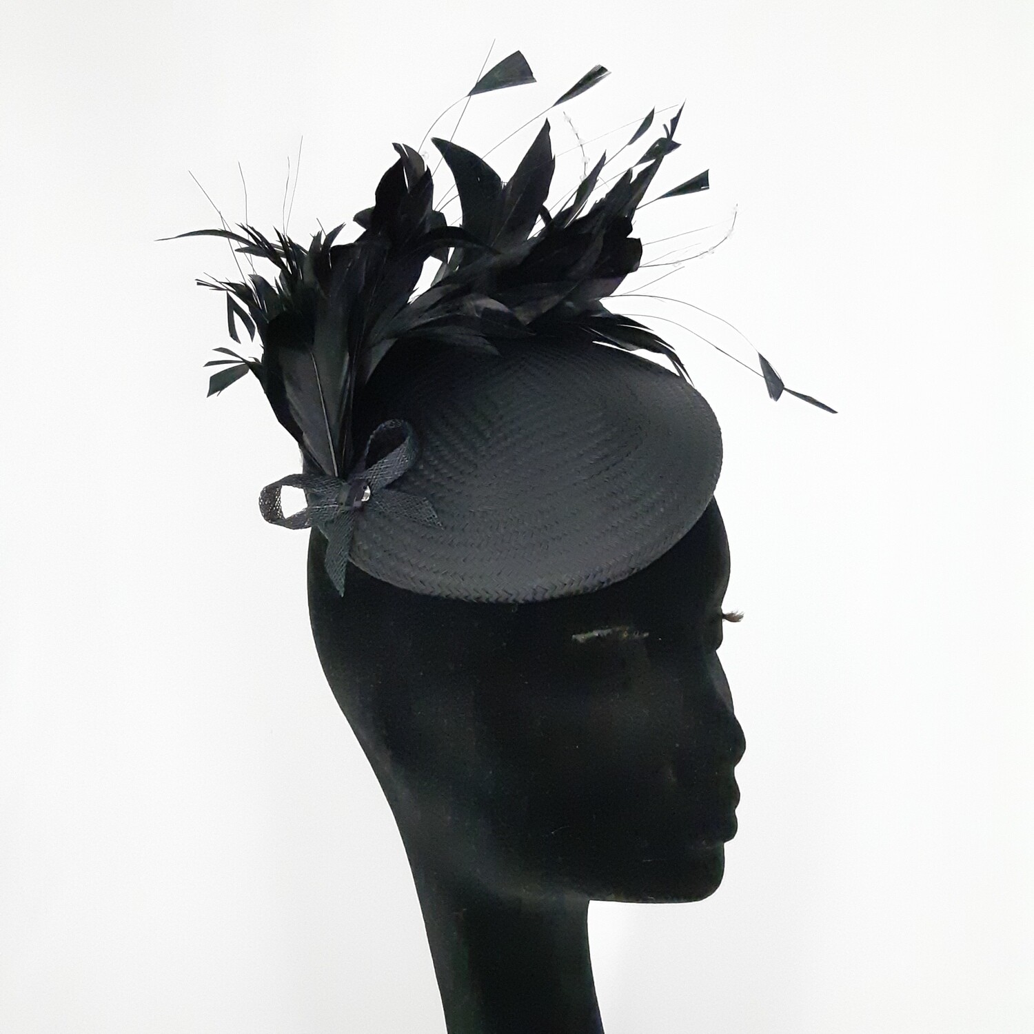 Buntal fascinator in zwart met fijne veren