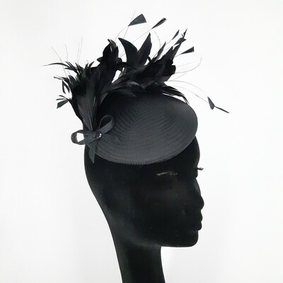 Buntal fascinator in zwart met fijne veren