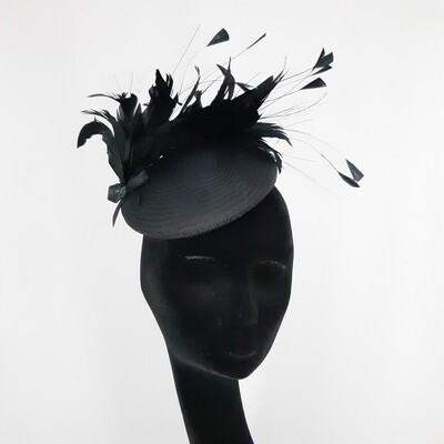 Buntal fascinator in zwart met fijne veren