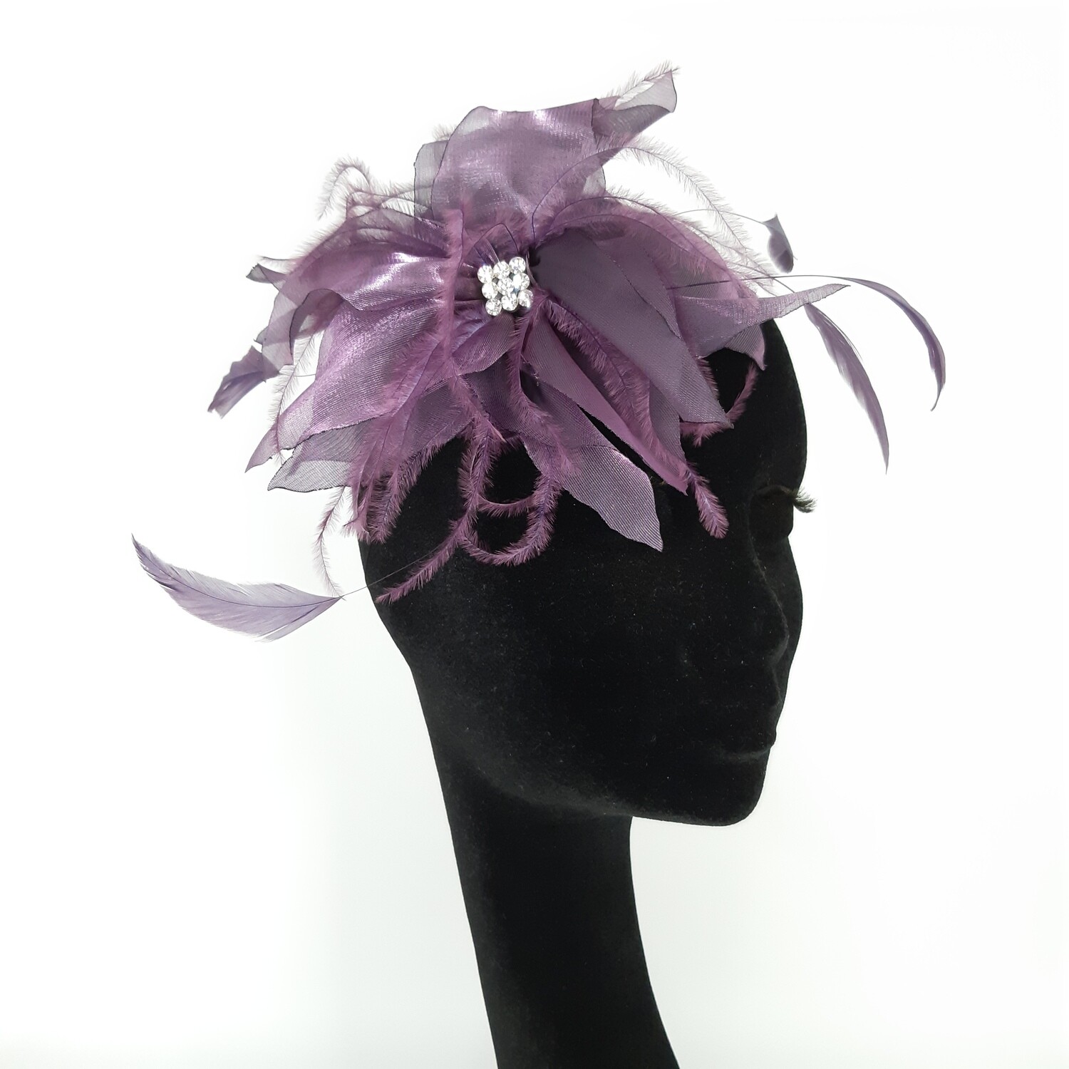 Fascinator met paarse organza bloem en veren