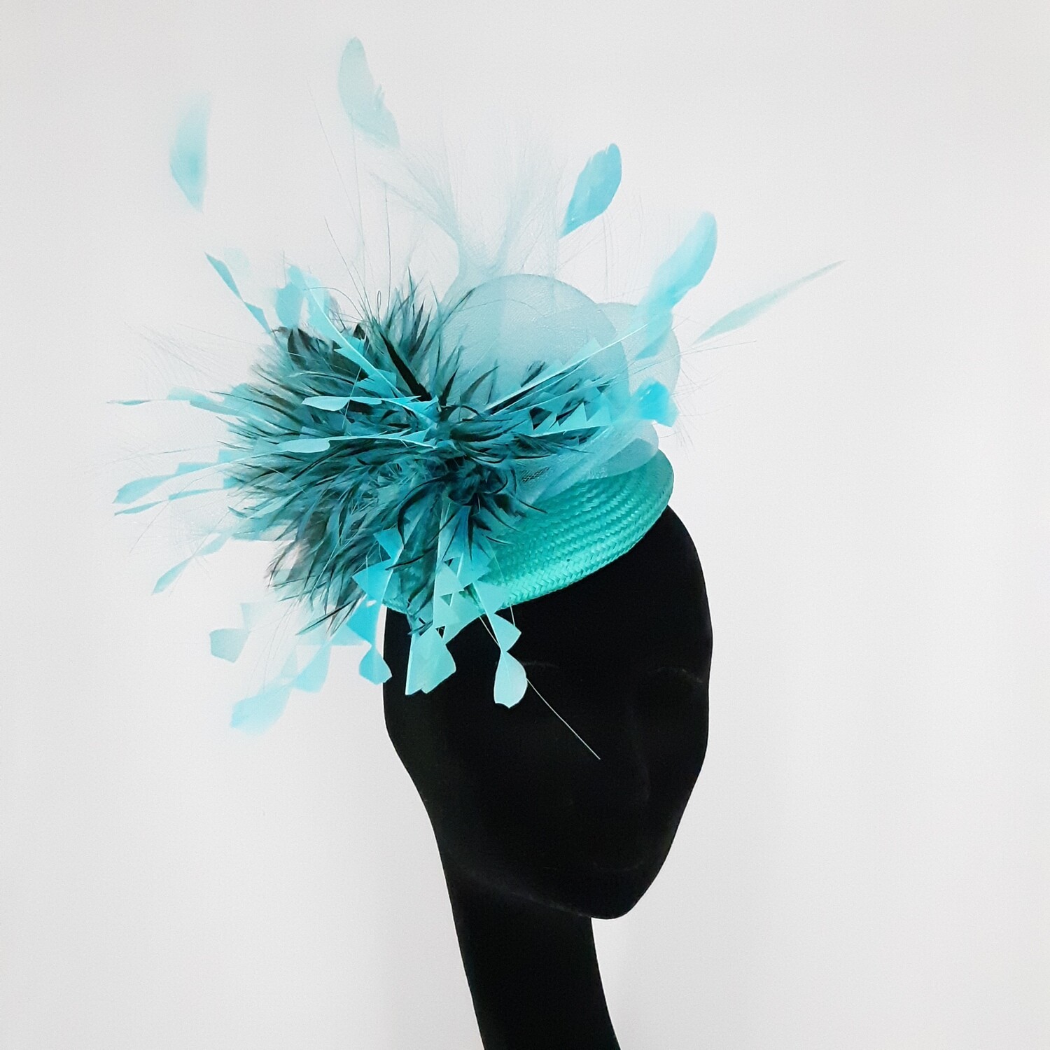 Buntal fascinator in turkoois met weelderige veren en crine