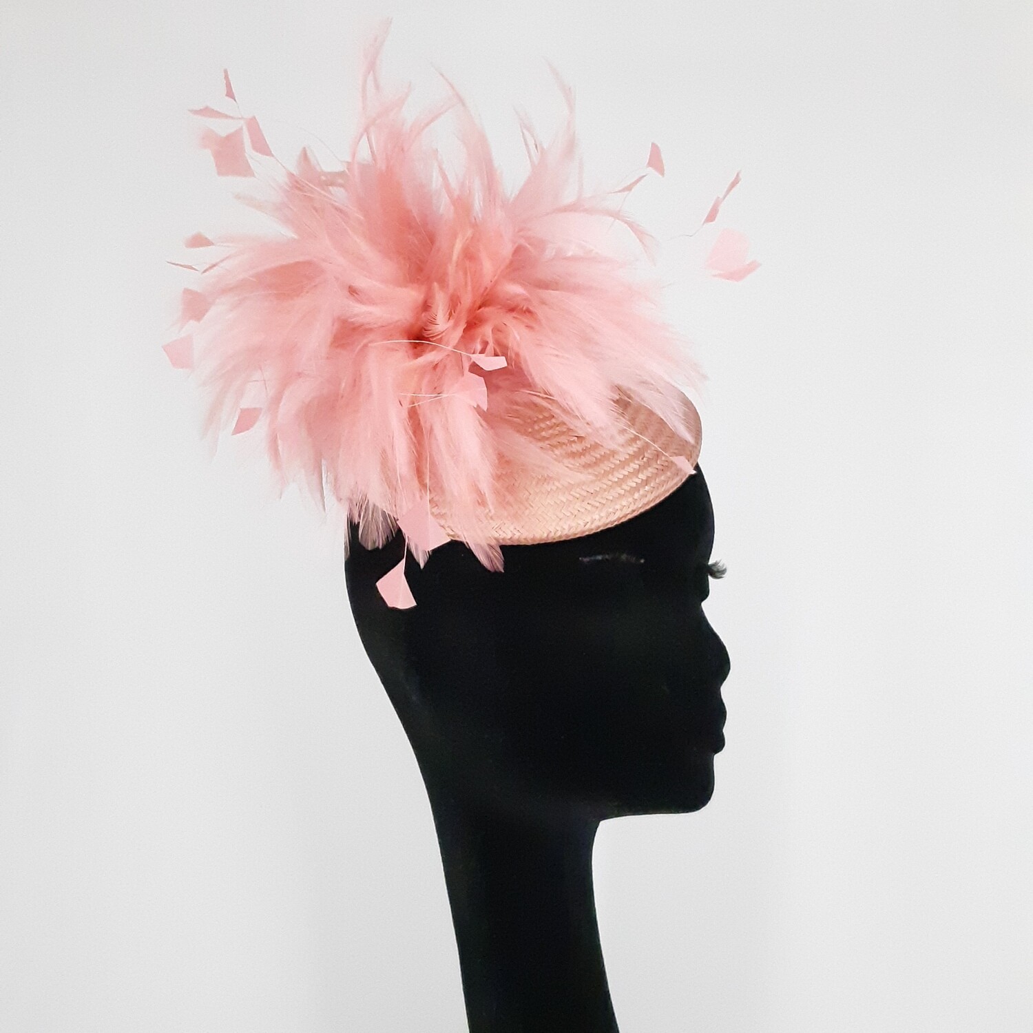 Buntal fascinator in perzikroos met weelderige veren