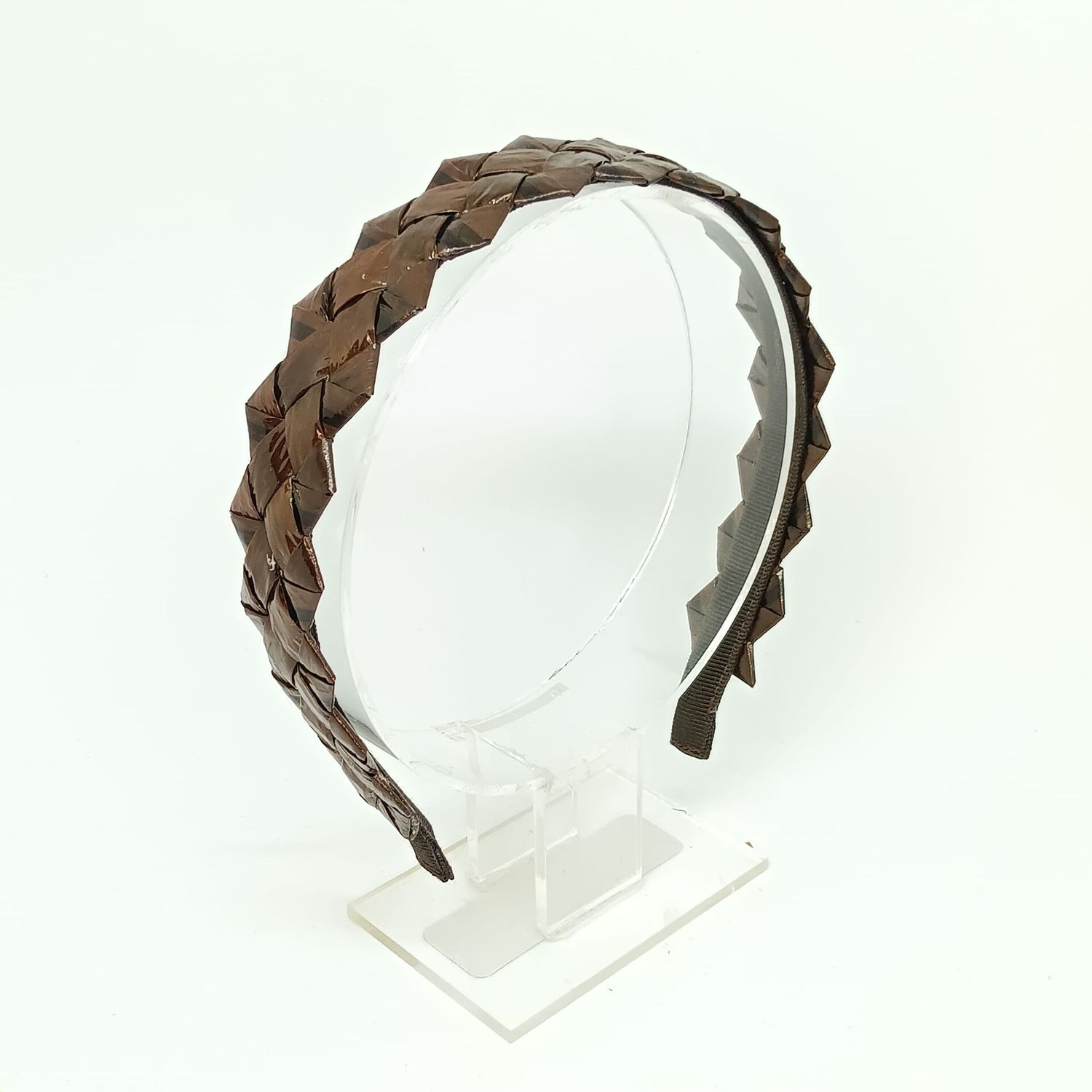 Fijne kastanje bruine diadeem met gevlochten, gelakte raffia