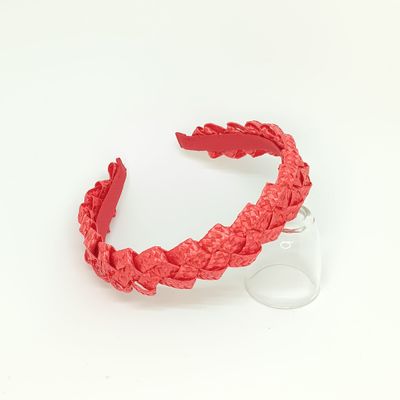 Rode diadeem in gevlochten raffia