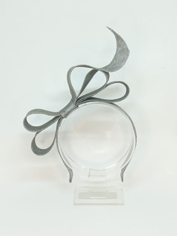 Zilveren Sinamay Diadeem met Sculpturale Strik – Couture Haaraccessoire