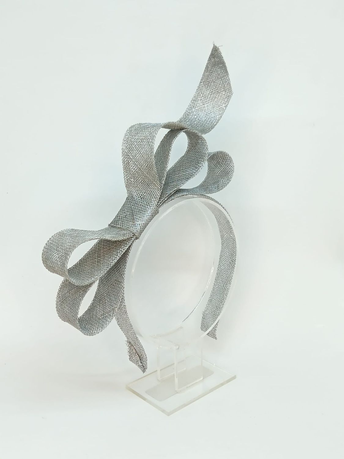 Zilveren Sinamay Diadeem met Sculpturale Strik – Couture Haaraccessoire Zilveren Sinamay Diadeem met Sculpturale Strik – Couture Haaraccessoire