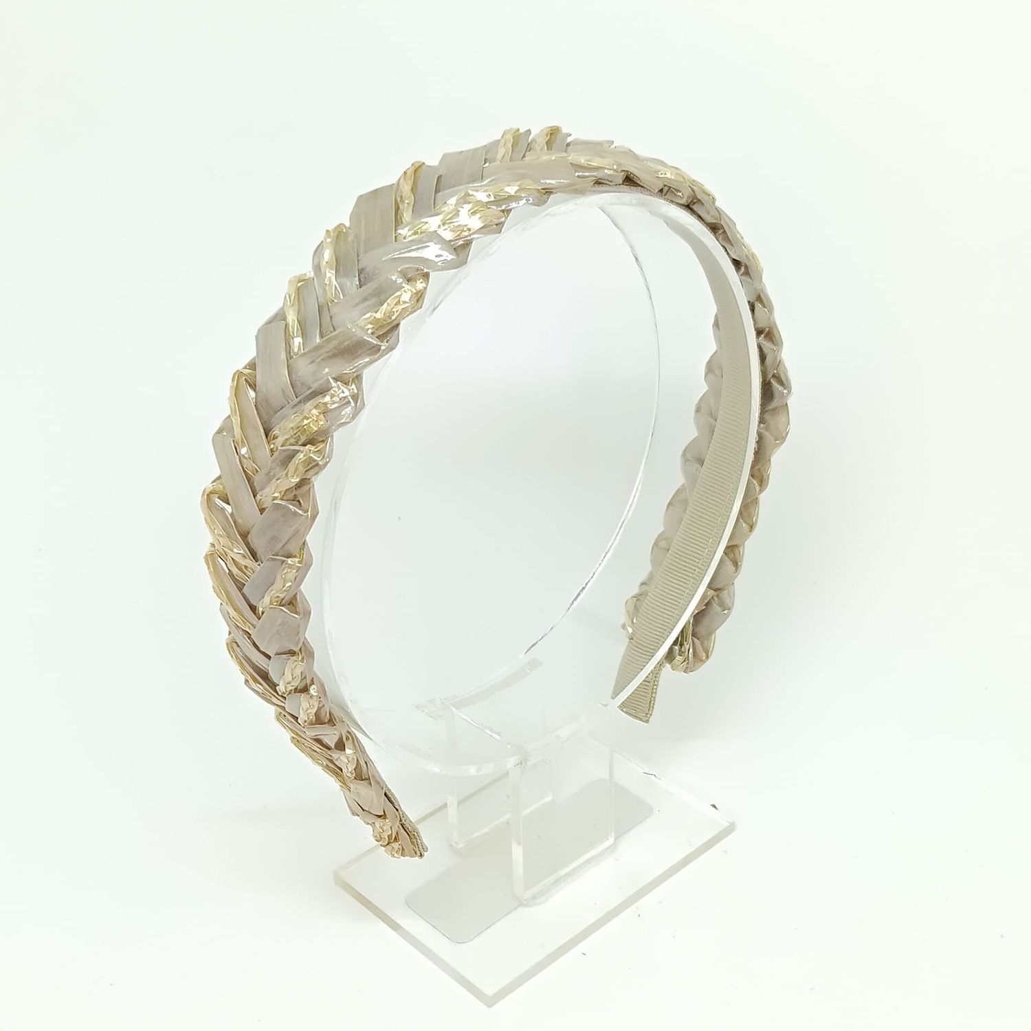Gevlochten creme diadeem in Swiss Braids