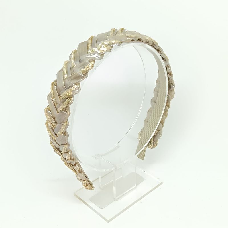 Gevlochten creme diadeem in Swiss Braids