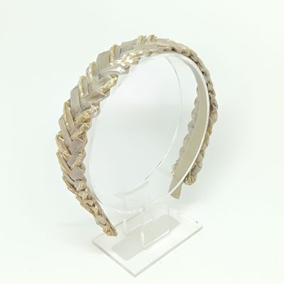 Gevlochten creme diadeem in Swiss Braids