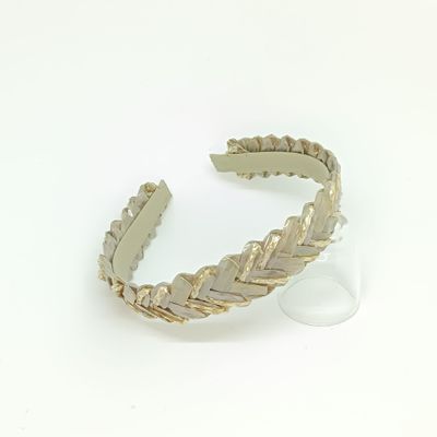 Gevlochten creme diadeem in Swiss Braids