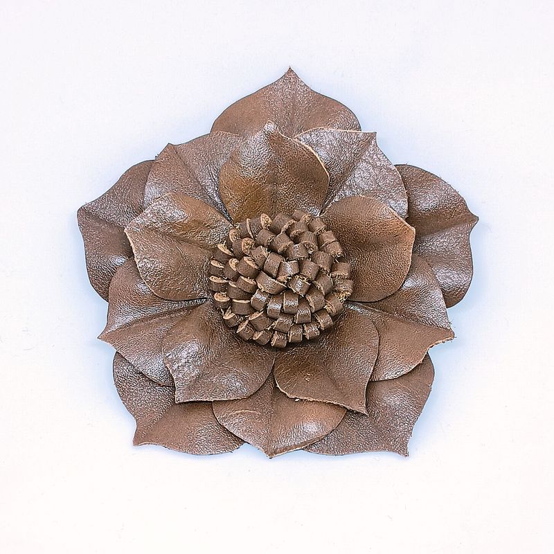 Leder broche - fantasie bloem - warm bruin Leder broche - fantasie bloem - warm bruin