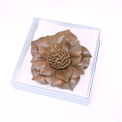 Leder broche - fantasie bloem - warm bruin
