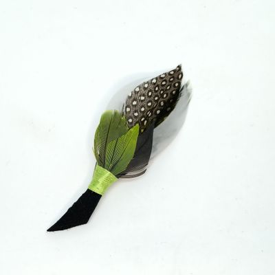 Veren broche/boutonniere - zwart-wit-groen