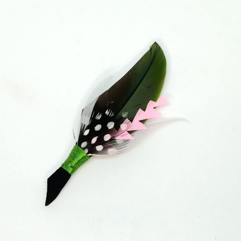 Veren broche/boutonniere - groen-roos-wit-zwart Veren broche/boutonniere - groen-roos-wit-zwart