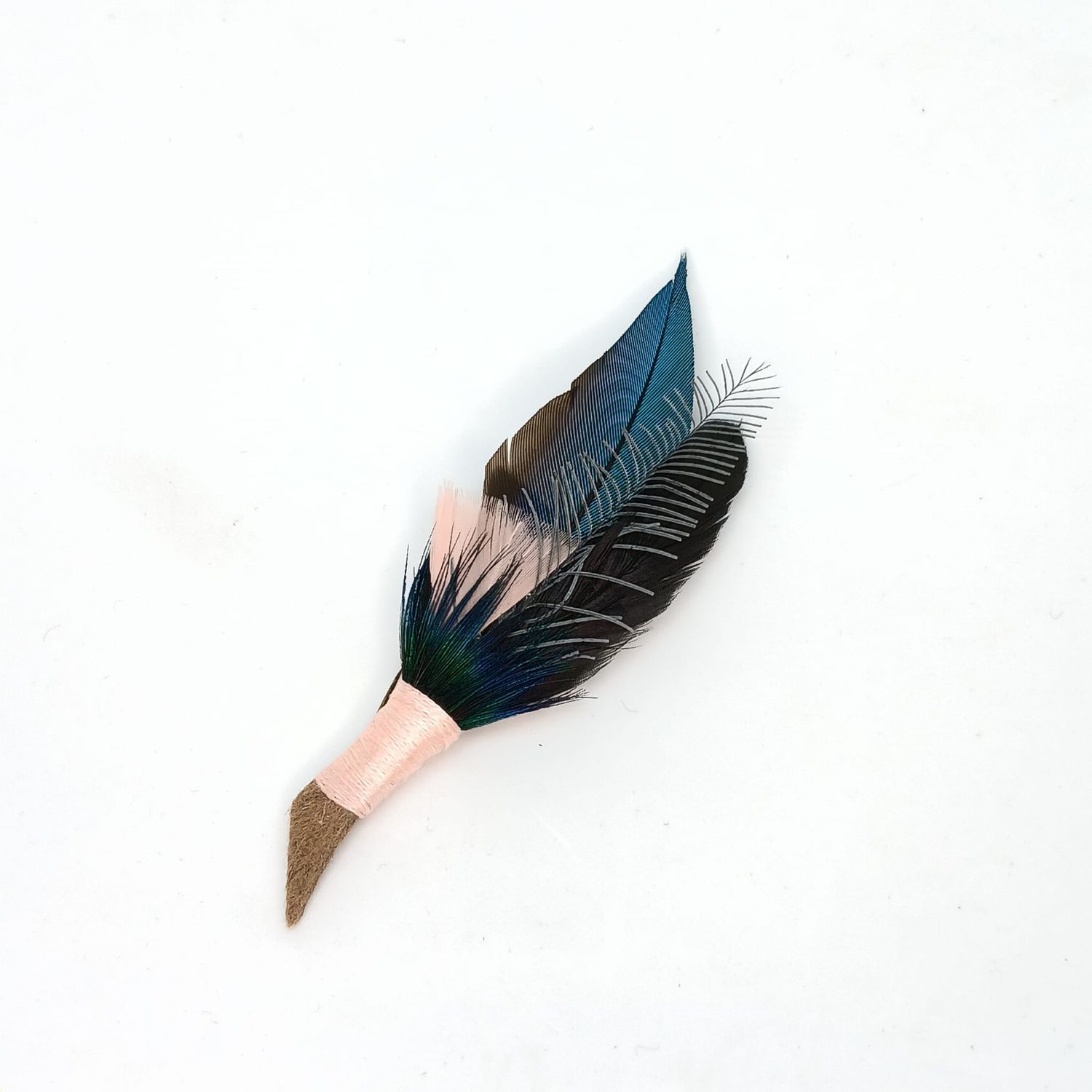 Veren broche/boutonniere - turkoois-zwart-roos
