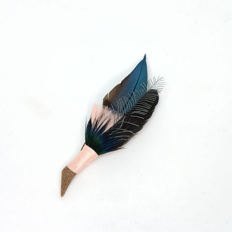 Veren broche/boutonniere - turkoois-zwart-roos