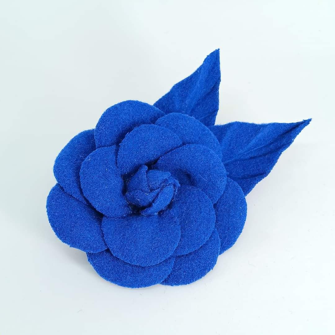 Camelia broche in koningsblauwe wol