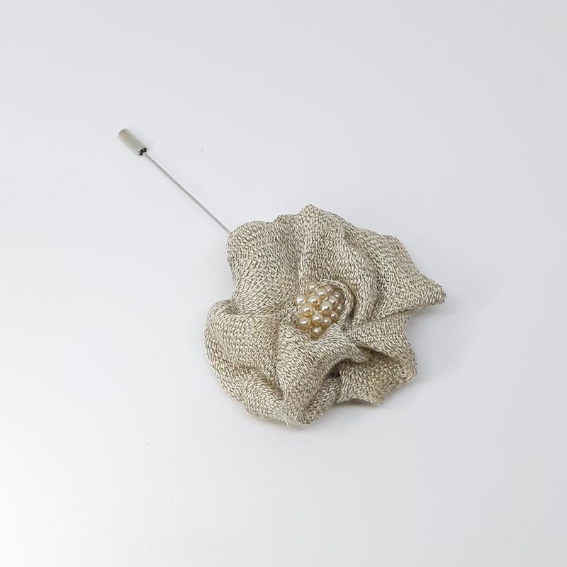 Bloem in ruwe beige katoen op broche lapel speld