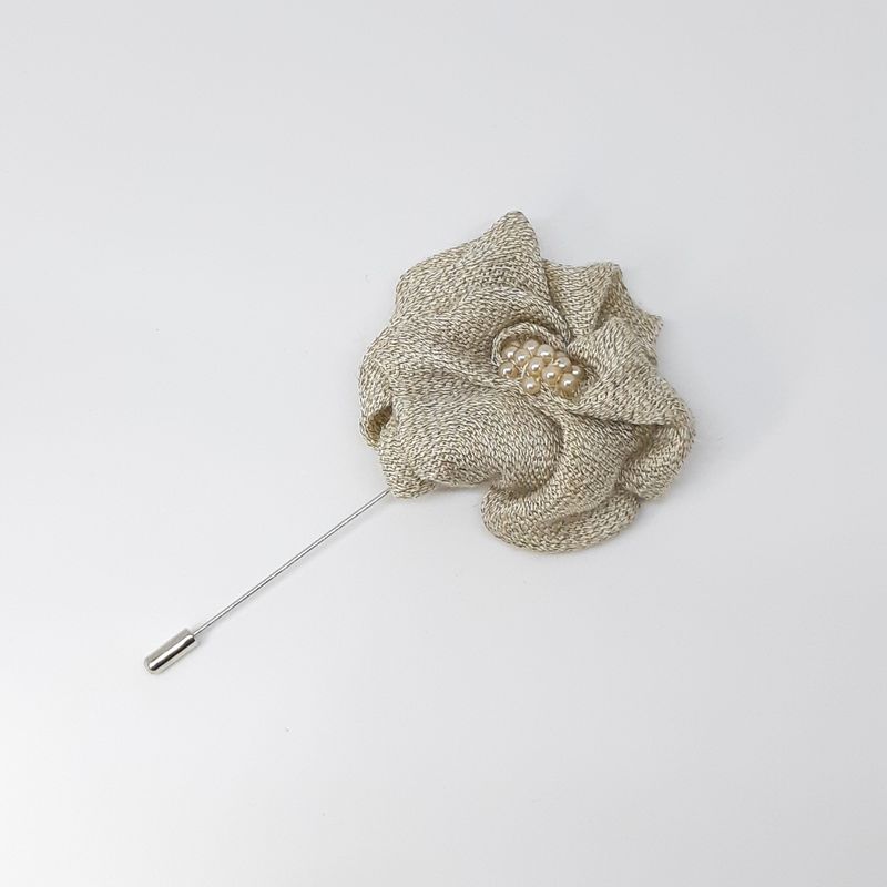 Bloem in ruwe beige katoen op broche lapel speld