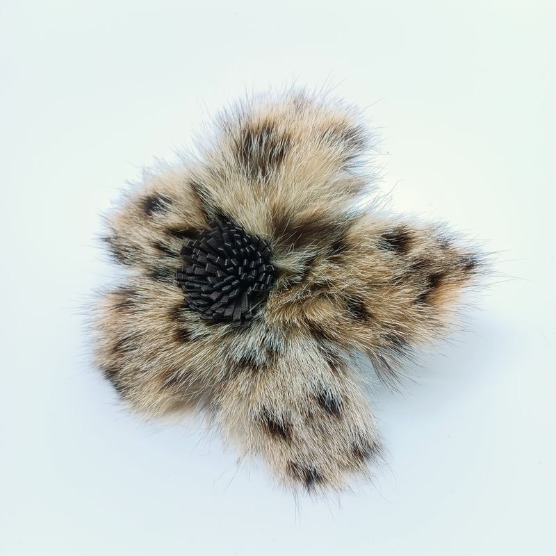 Pels bloem broche in vintage ocelot