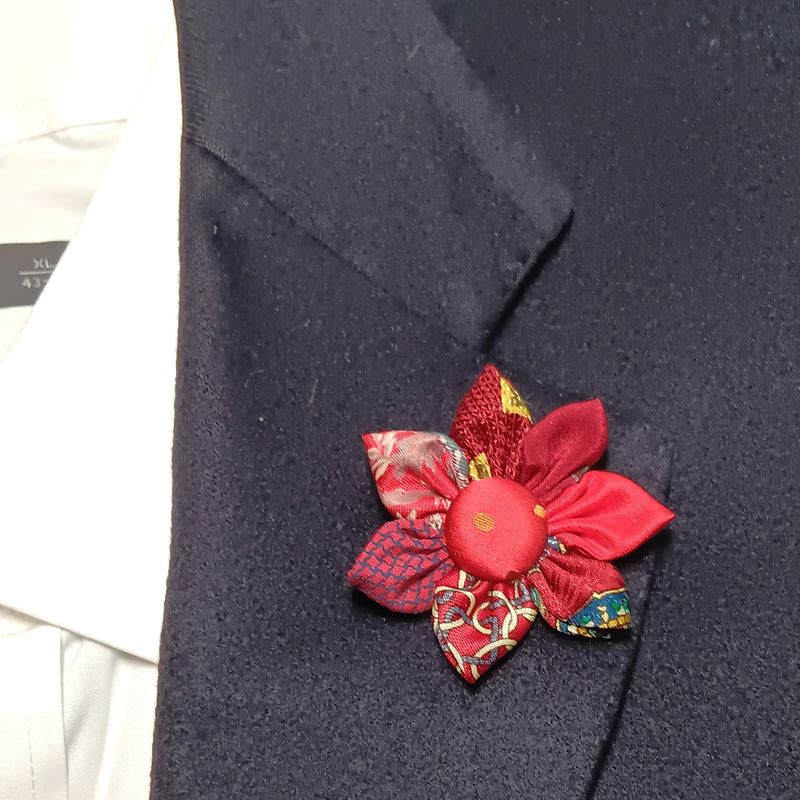 Broche boutonnière lapel speld - Kanzashi - rode zijde