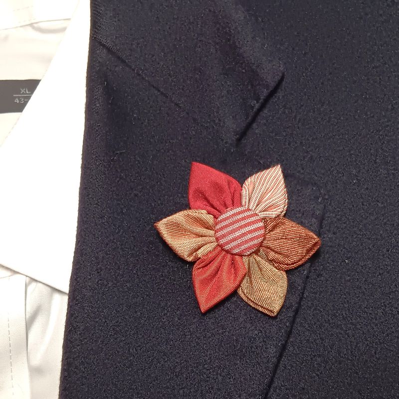 Broche boutonnière lapel speld - Kanzashi - tinten rode zijde