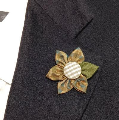 Broche boutonnière lapel speld - Taupe zijde Kanzashi