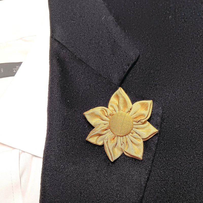 Broche boutonnière lapel speld - Kanzashi - gele zijde 