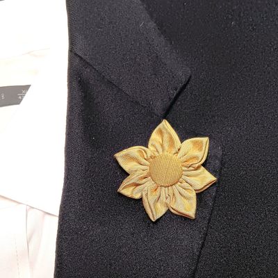 Broche boutonnière lapel speld - Kanzashi - gele zijde 