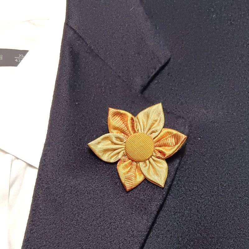 Broche boutonnière lapel speld - gele & rode zijde Kanzashi