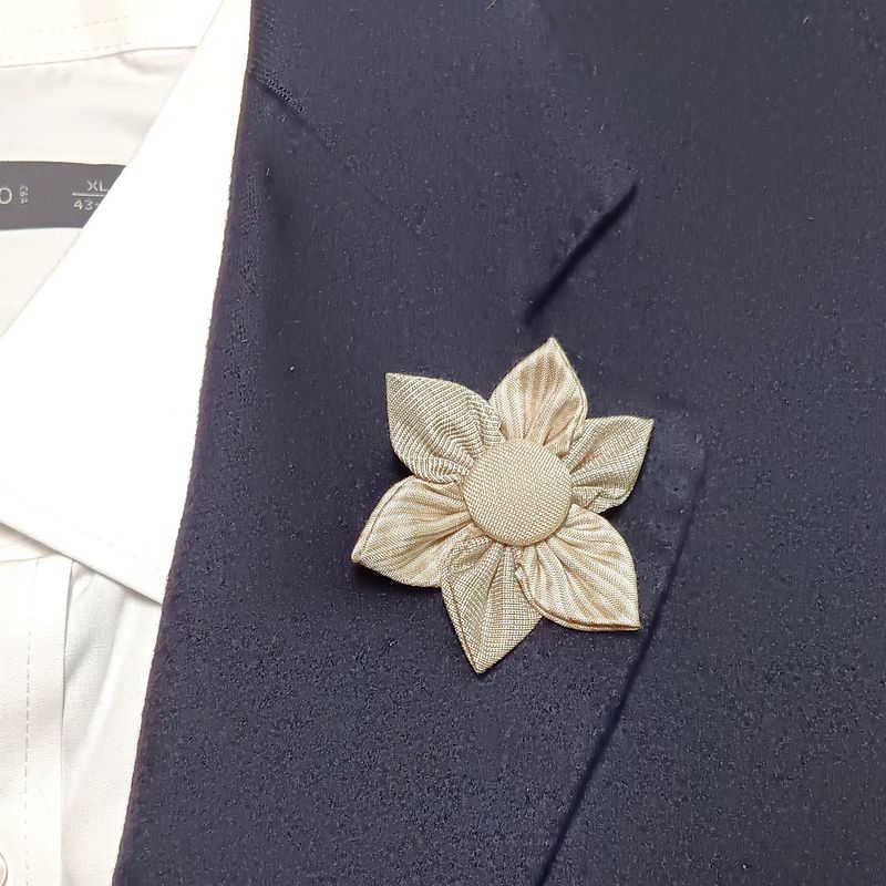Broche boutonnière lapel speld - Kanzashi - gebroken wit-taupe zijde