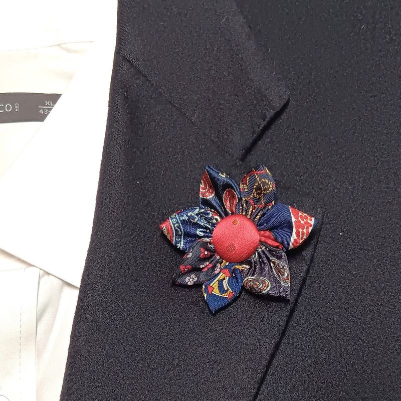 Broche boutonnière lapel speld - blauwe en rode zijde Kanzashi