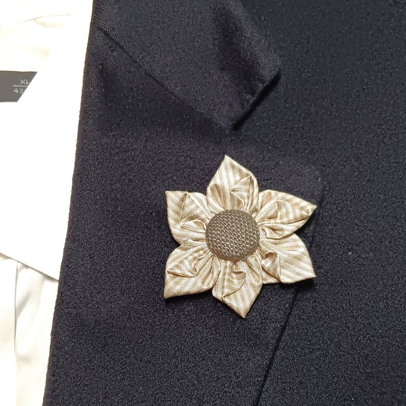 Broche boutonnière lapel speld - beige zijde Kanzashi