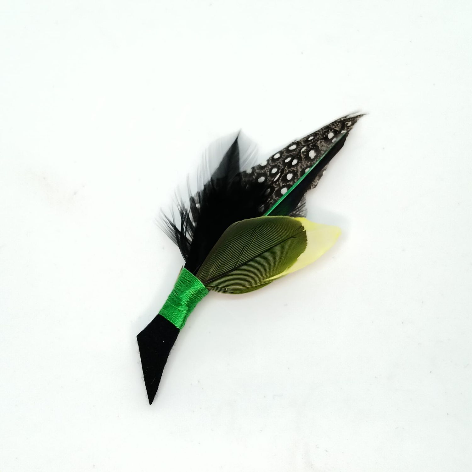 Veren broche/boutonniere - zwart-geel-groen