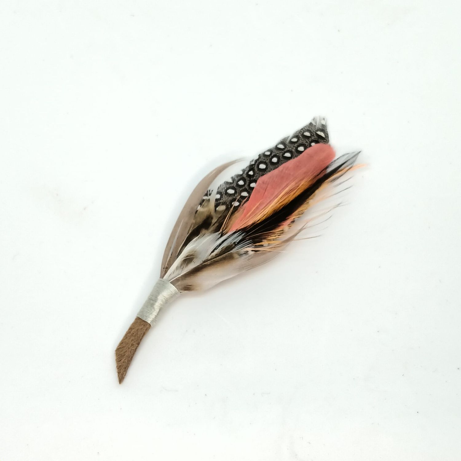 Veren broche/boutonniere - zwart-wit-oker-oranje