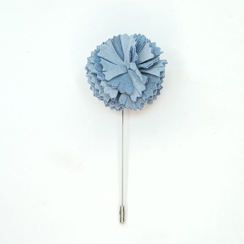 Broche/boutonnière lapel speld - licht blauwe anjer in leder