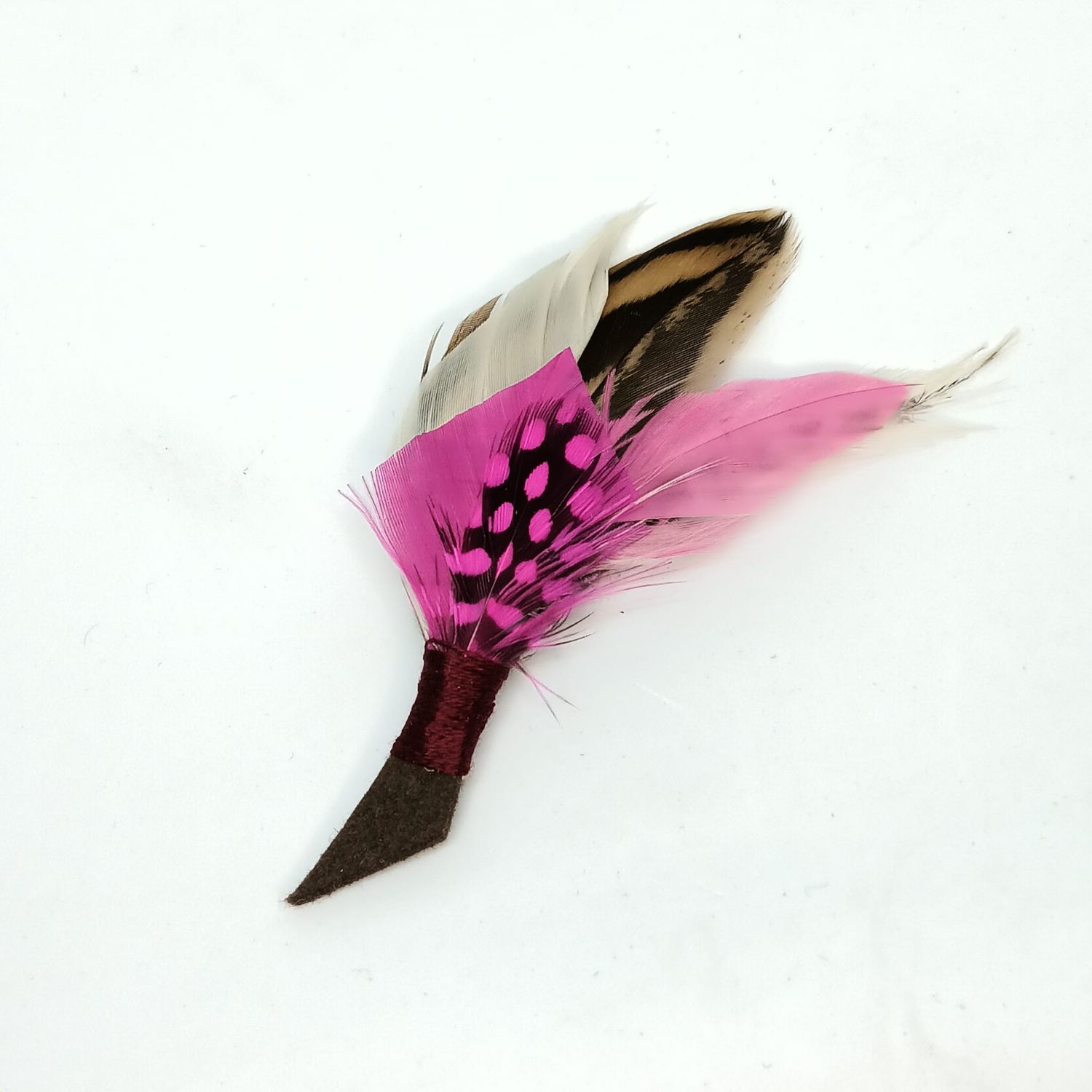 Veren broche/boutonniere - fazant-fuchsia-wit