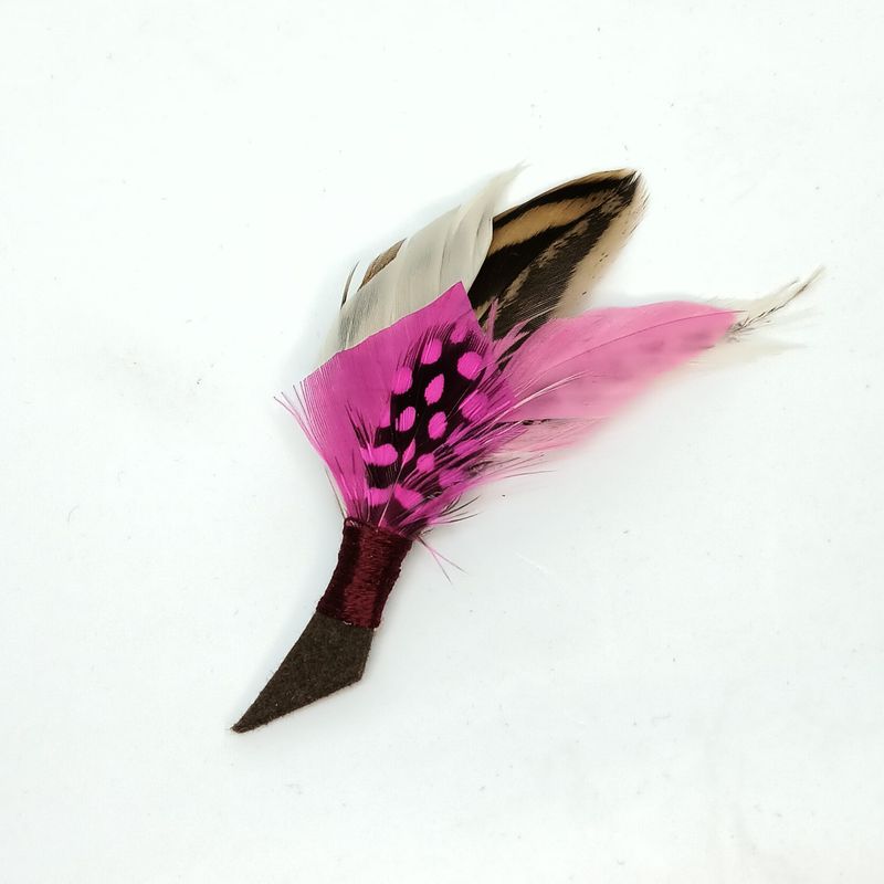 Veren broche/boutonniere - fazant-fuchsia-wit