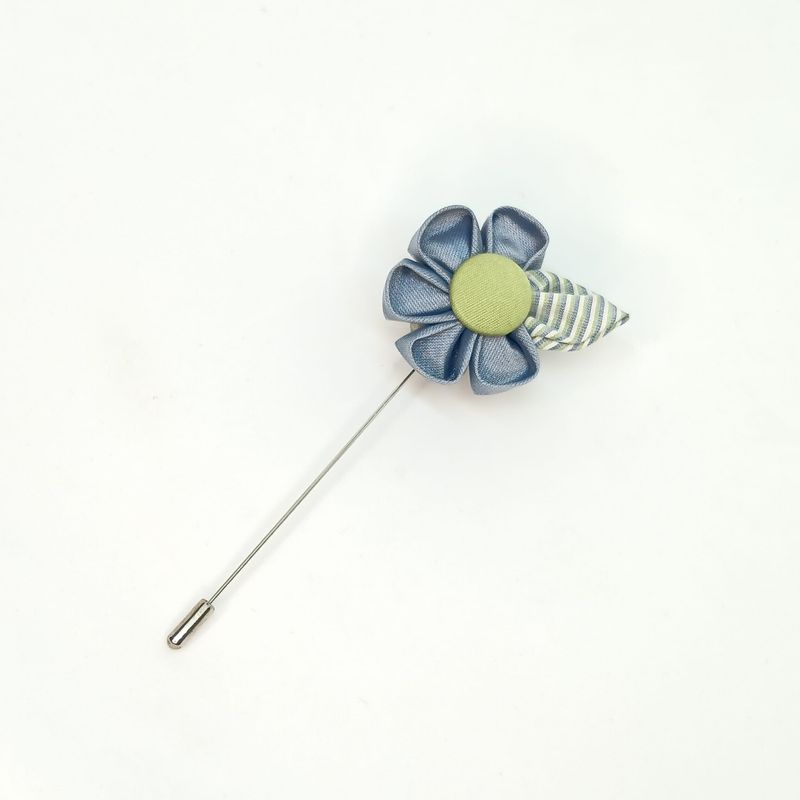 Broche boutonnière lapel speld - Kanzashi - licht blauw-gestreept