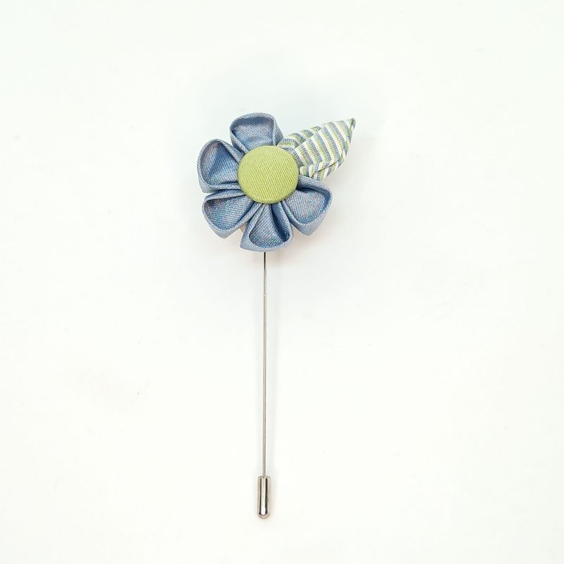 Broche boutonnière lapel speld - Kanzashi - licht blauw-gestreept