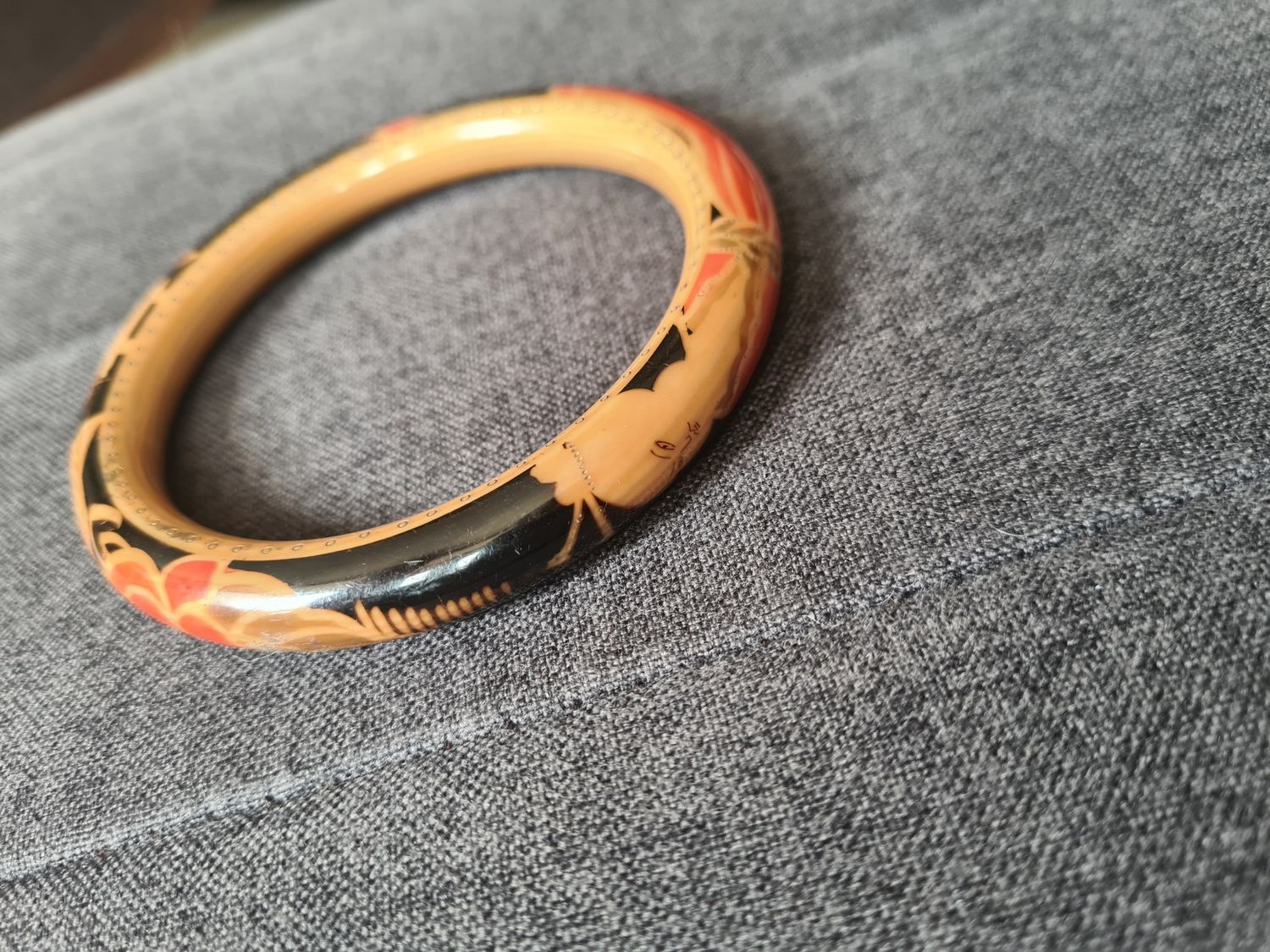 Rare oriental Art Deco bakelite bangle